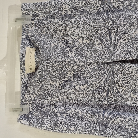 I love tyler Madison,size xs/tp,pant white and blue,76 %Rayonne,21%nylon,3%lycra - Picture 2 of 5